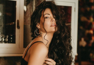 Μαρία Κορινθίου: Φωτογραφίζεται με σέξι εσώρουχα και κόβει την ανάσα