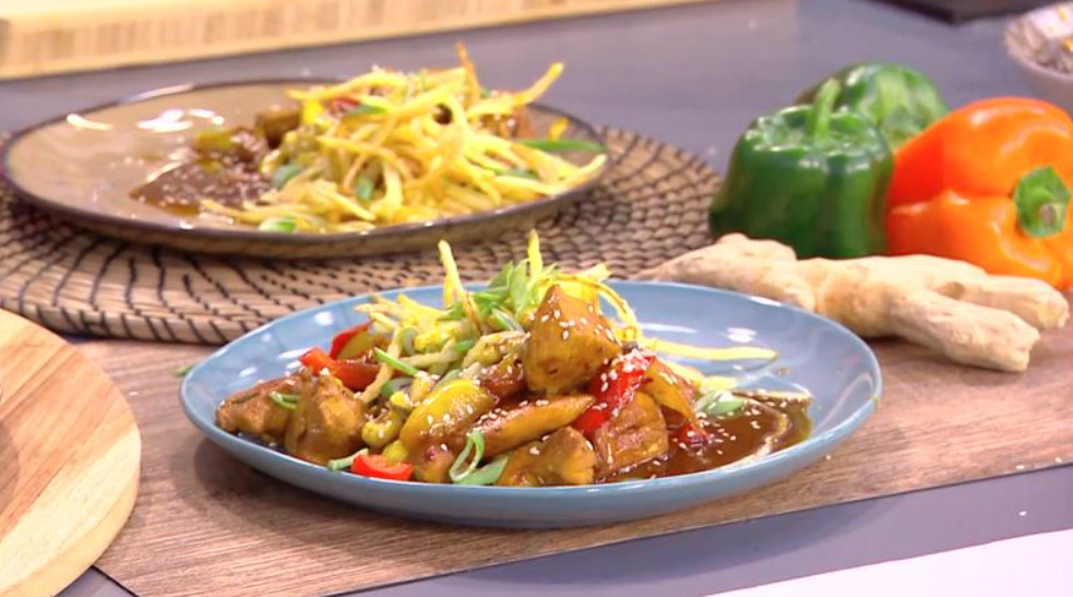 Ο Τίμος Ζαχαράτος φτιάχνει γλυκόξινο κοτόπουλο με πιπεριές