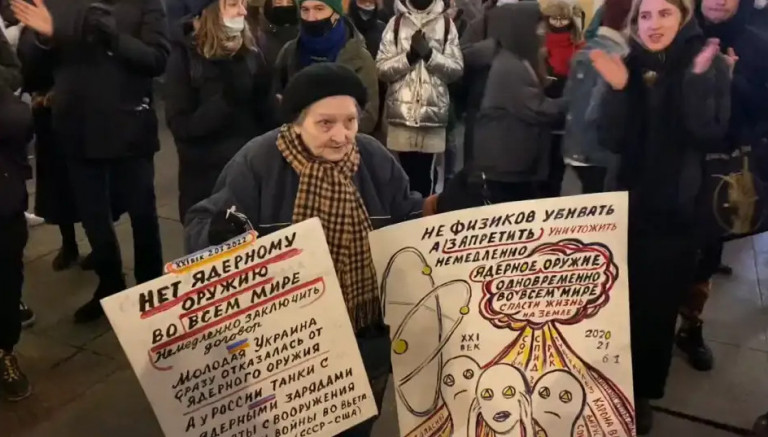 Έλενα Οσίποβα: Η 76χρονη ρωσίδα καλλιτέχνης που συνελήφθη για την αντιπολεμική της δράση δεν σταματά να αντιτίθεται στην εισβολή