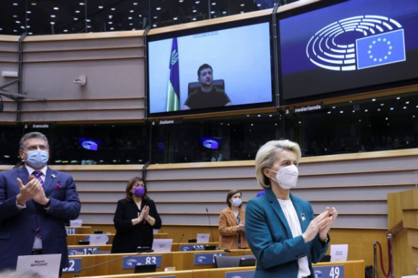 Λάιεν σε Ζελένσκι: Εκταμιεύτηκαν άλλα 300.000.000 ευρώ βοήθεια στην Ουκρανία – Η ευρωπαϊκή πορεία της χώρας ξεκίνησε