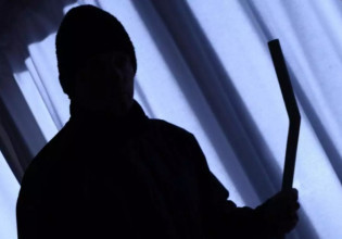 Βίαιη ληστεία στη Λάρισα: «Σήκω, θα σκοτώσουμε τα παιδιά σου»