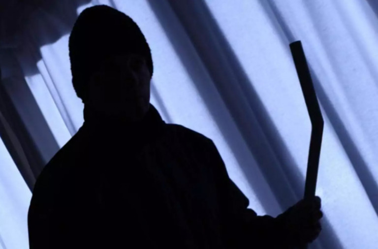 Βίαιη ληστεία στη Λάρισα: «Σήκω, θα σκοτώσουμε τα παιδιά σου»