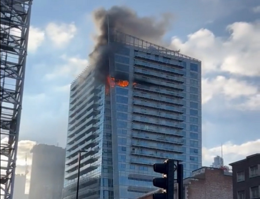 Λονδίνο: Υπό έλεγχο τέθηκε η πυρκαγιά σε πολυώροφο κτίριο – Διασώθηκε εγκλωβισμένη γυναίκα