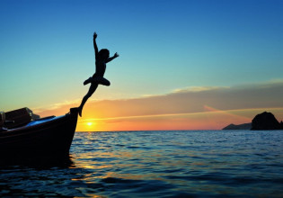 Το ελληνικό νησί που κυριαρχεί στα βρετανικά μέσα ενημέρωσης