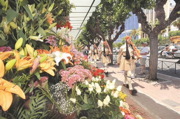 Τα λουλουδάδικα της Βουλής επιστρέφουν