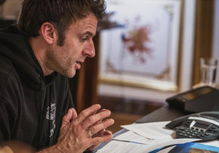 Εμανουέλ Μακρόν: Ο γάλλος πρόεδρος όπως δεν τον έχετε ξαναδεί – Αξύριστος, με τζιν και φούτερ με κουκούλα στο Ελιζέ