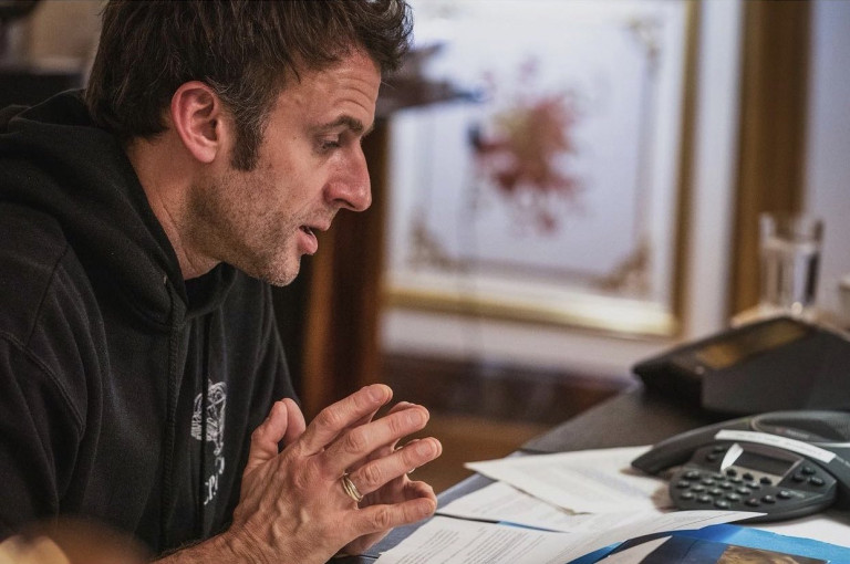 Εμανουέλ Μακρόν: Ο γάλλος πρόεδρος όπως δεν τον έχετε ξαναδεί – Αξύριστος, με τζιν και φούτερ με κουκούλα στο Ελιζέ