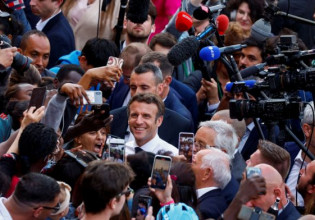 Γαλλία – Δημοσκόπηση: Νίκη Μακρόν με 56% στις προεδρικές εκλογές