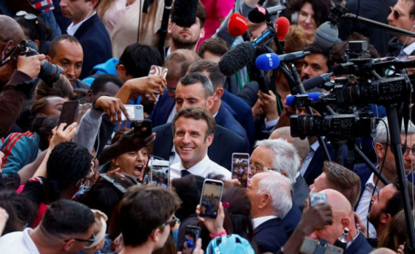 Γαλλία – Δημοσκόπηση: Νίκη Μακρόν με 56% στις προεδρικές εκλογές