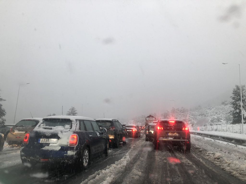 «Φίλιππος»: Μόνο με αντιολισθητικές αλυσίδες στην Αθηνών-Λαμίας – Απαγόρευση κυκλοφορίας των φορτηγών
