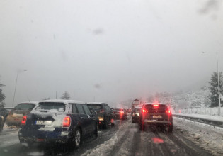 «Φίλιππος»: Μόνο με αντιολισθητικές αλυσίδες στην Αθηνών-Λαμίας – Απαγόρευση κυκλοφορίας των φορτηγών