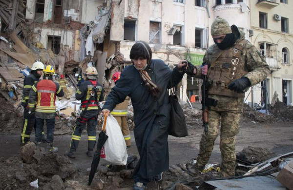Πόλεμος στην Ουκρανία: Πίστευαν ότι θα ήταν ασφαλείς στο θέατρο της Μαριούπολης – Ύστερα, βομβαρδίστηκε