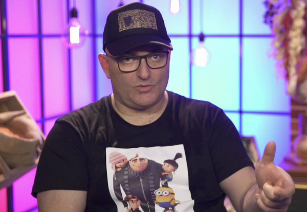 MasterChef: Ο Μπόμπαινας επέστρεψε με μπλούζα από τον «Απαισιότατο» και στο Twitter στήθηκε γλέντι