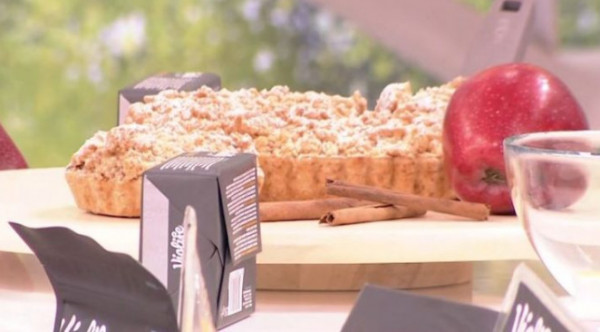 Ο Χρήστος Βέργαδος φτιάχνει νηστίσιμη μηλόπιτα