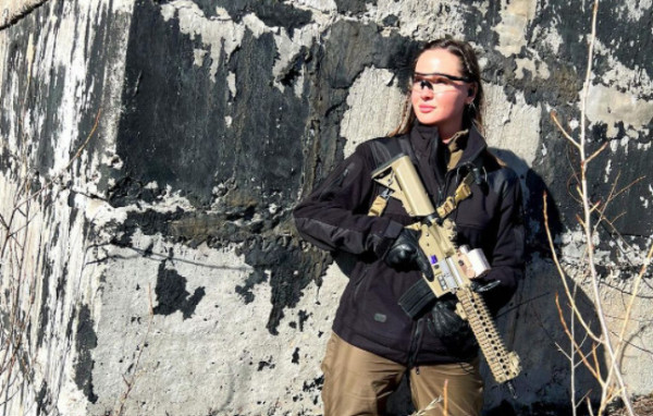 Μις Ουκρανία: Διευκρινίζει αν όντως πήγε να πολεμήσει τους Ρώσους