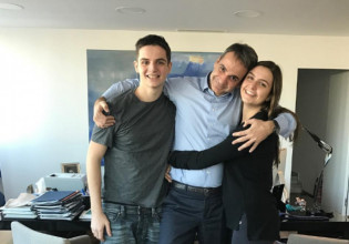 Κυριάκος Μητσοτάκης: Τα 54 «κλείνει» σήμερα ο πρωθυπουργός – Η έκπληξη από τα παιδιά του στο Μέγαρο Μαξίμου