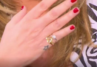 Καλύτερα δε γίνεται: Η Μπέττυ Μαγγίρα πήγε καλεσμένη και πρόσφερε μονόπετρο στη Ναταλία Γερμανού