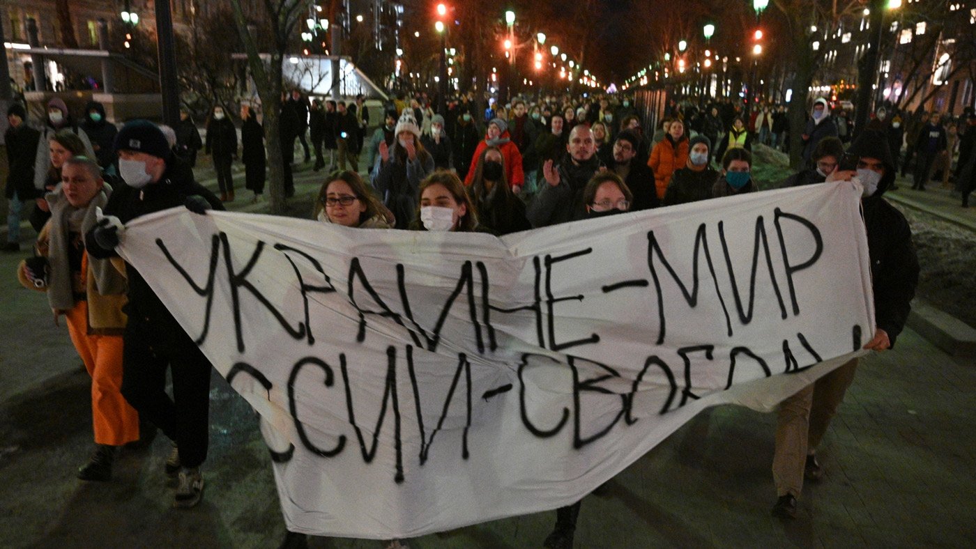 Ρωσία: Συνεχίζονται οι διαδηλώσεις ενάντια στην εισβολή στην Ουκρανία - Πάνω από χίλιες νέες συλλήψεις