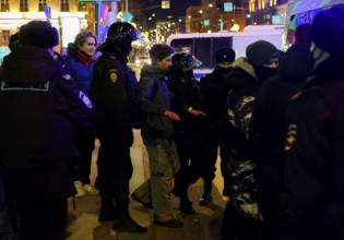 Πόλεμος στην Ουκρανία: Συνέλαβαν υποστηρίκτρια του Πούτιν σε ζωντανή μετάδοση