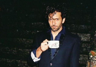 «Πέντε χρόνια νηφάλιος»: Ο Δημήτρης Μοθωναίος γιορτάζει την απεξάρτηση από το αλκοόλ