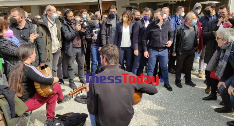 Ο Αλέξης Τσίπρας έδωσε χρήματα σε μουσικούς του δρόμου