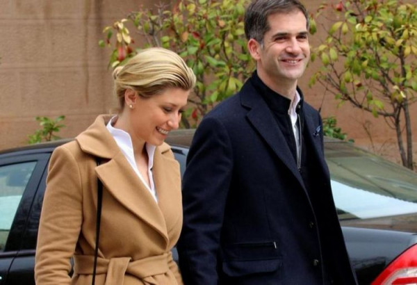 Σία Κοσιώνη και Κώστας Μπακογιάννης έντυσαν τον 5χρονο γιο τους τσολιά [Εικόνα]