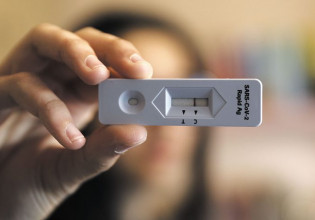 Δεν είναι όλα Covid-19: Τι συμβαίνει με όσους έχουν υψηλό πυρετό και βήχα, αλλά αρνητικά rapid test