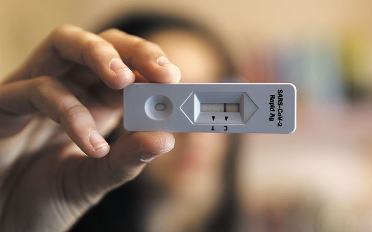 Δεν είναι όλα Covid-19: Τι συμβαίνει με όσους έχουν υψηλό πυρετό και βήχα, αλλά αρνητικά rapid test