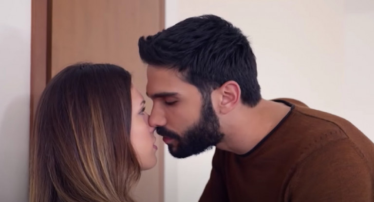 Η Γη της Ελιάς: Ο Νικήτας πολιορκεί την Μυρτάλη – Θα γίνουν ζευγάρι;