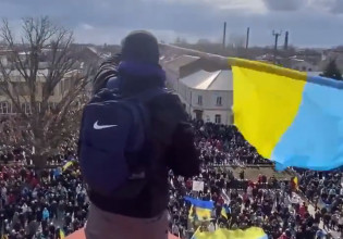 Ουκρανία: Τραυματίες διαδηλωτές στη Νόβα Κακόβκα μετά από ρωσικά πυρά