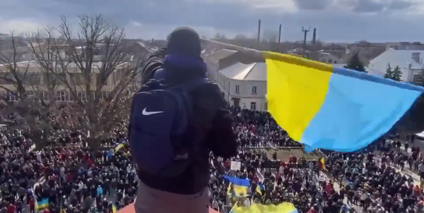 Ουκρανία: Τραυματίες διαδηλωτές στη Νόβα Κακόβκα μετά από ρωσικά πυρά
