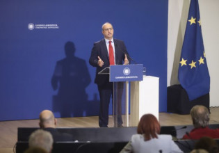 Οικονόμου: Μετριάζουμε τις επιπτώσεις των ανατιμήσεων – Δεν θα ρισκάρουμε τη δημοσιονομική σταθερότητα