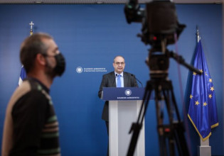 Δείτε live την ενημέρωση των δημοσιογράφων από τον Γιάννη Οικονόμου