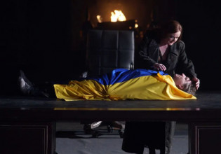 Πόλεμος στην Ουκρανία: «Νεκρός» ηθοποιός τυλίγεται με την σημαία της χώρας και στέλνει ηχηρό μήνυμα