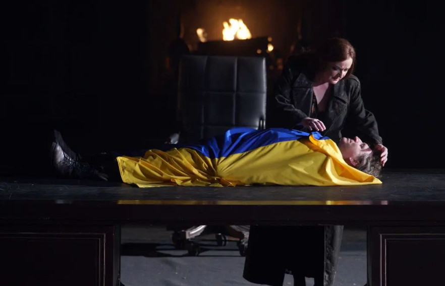 Πόλεμος στην Ουκρανία: «Νεκρός» ηθοποιός τυλίγεται με την σημαία της χώρας και στέλνει ηχηρό μήνυμα