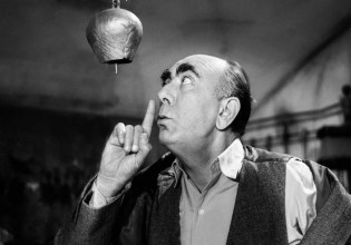 Ο αξέχαστος Διονύσης Παπαγιαννόπουλος πλένει πιάτα με ένα τσιγάρο στο στόμα