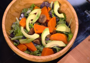 Ο Τίμος Ζαχαράτος ετοιμάζει σαλάτα γλυκοπατάτας με αβοκάντο, αποξηραμένα σύκα και μαγιονέζα