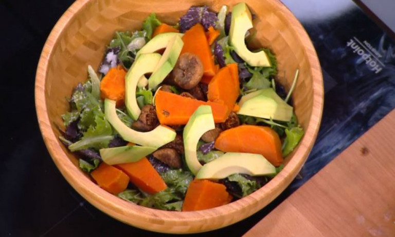 Ο Τίμος Ζαχαράτος ετοιμάζει σαλάτα γλυκοπατάτας με αβοκάντο, αποξηραμένα σύκα και μαγιονέζα