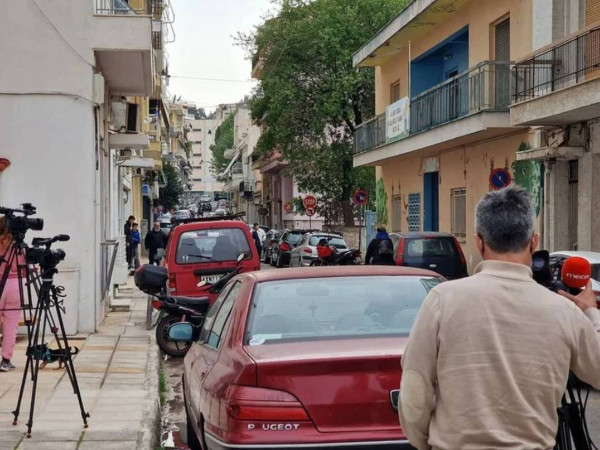 Πάτρα: Υπό πολιορκία το σπίτι της μητέρας – Πλήθος κόσμου συγκεντρώνεται απ’ έξω