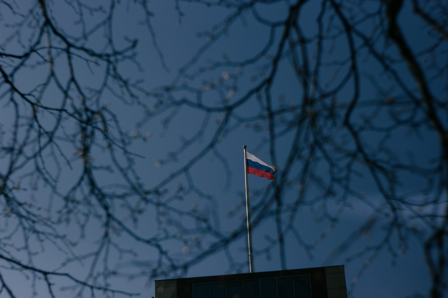 Πολωνία: Μπλόκαραν τους λογαριασμούς της ρωσικής πρεσβείας