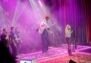 Σπίτι με το MEGA: Η Άννα Βίσση ξεσηκώνει το κοινό με τις μεγαλύτερες επιτυχίες της