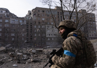 Ζελένσκι: «Είμαστε όλοι σε πόλεμο» – Οι φωτογραφίες που επέλεξε για το νέο μήνυμά του