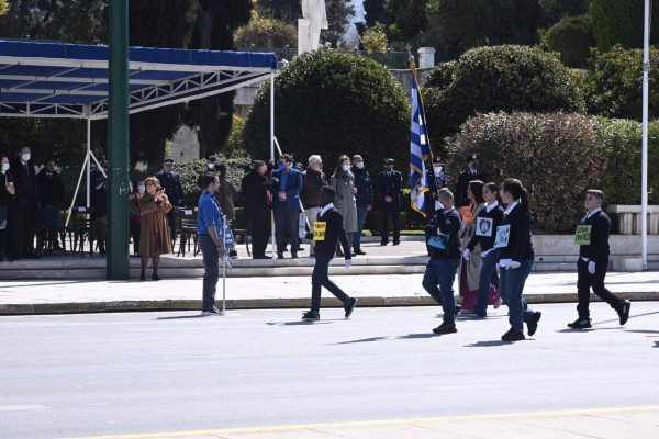 Επέτειος 25ης Μαρτίου: Χωρίς κοινό η παρέλαση στο Σύνταγμα – Πλακάτ με αντιπολεμικά μηνύματα από μαθητές