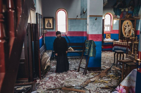 Ουκρανία: Συγκλονιστικές εικόνες μετά από βομβαρδισμούς νότια και δυτικά του Κιέβου – Καταστράφηκε εκκλησία