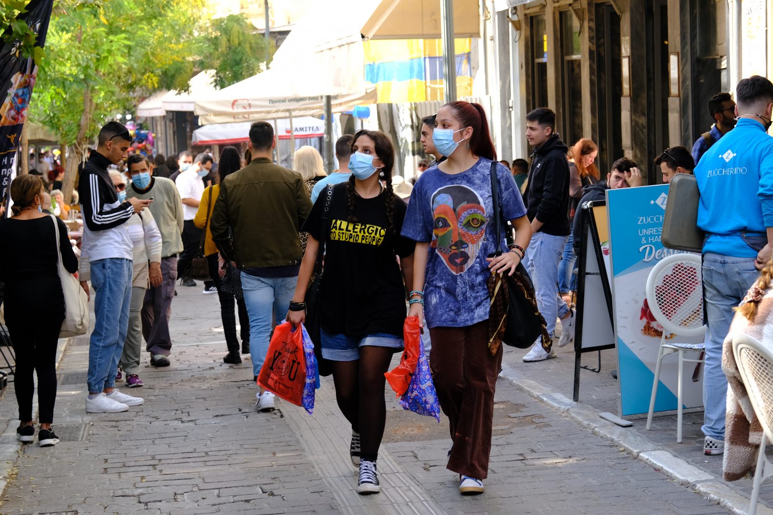 Κοροναϊός: Πετάμε τις μάσκες στους εξωτερικούς χώρους από το Σάββατο