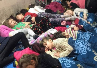 Πόλεμος στην Ουκρανία: Συγκλονιστικές εικόνες από τα καταφύγια – Παιδιά κοιμούνται στα πατώματα