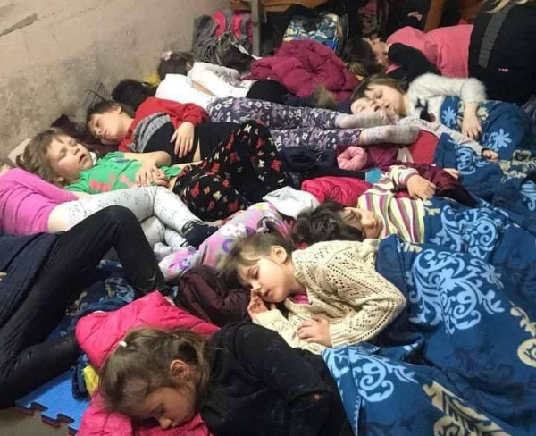 Πόλεμος στην Ουκρανία: Συγκλονιστικές εικόνες από τα καταφύγια – Παιδιά κοιμούνται στα πατώματα