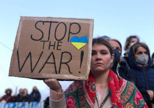 Μαζικό συλλαλητήριο στο Σύνταγμα κατά της ρωσικής εισβολής στην Ουκρανία