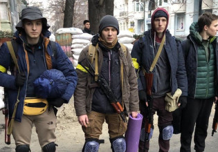 Πόλεμος στην Ουκρανία: 18χρονοι Ουκρανοί επιστρέφουν εθελοντικά και παίρνουν το όπλο τους