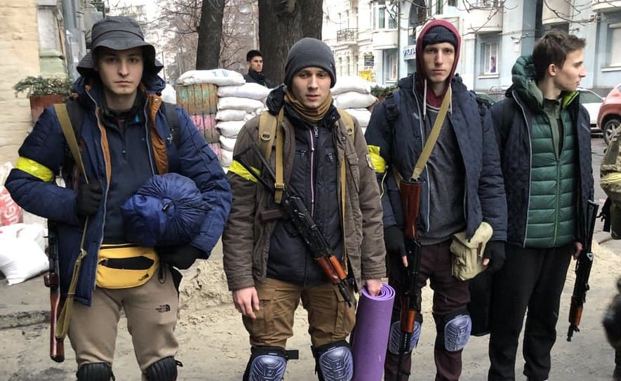 Πόλεμος στην Ουκρανία: 18χρονοι Ουκρανοί επιστρέφουν εθελοντικά και παίρνουν το όπλο τους